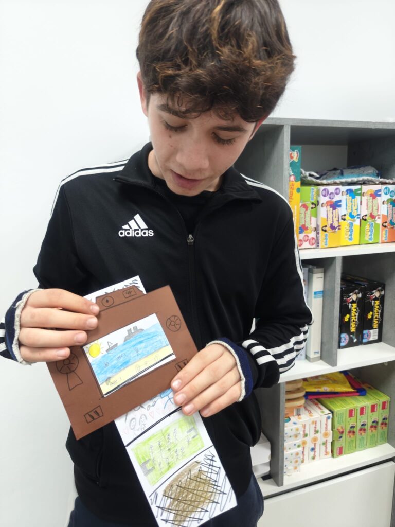 elev explică conținutul pozelor desenate