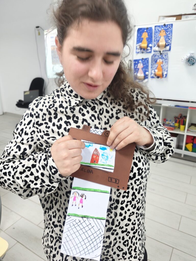 elevă explică cum arată casa sa