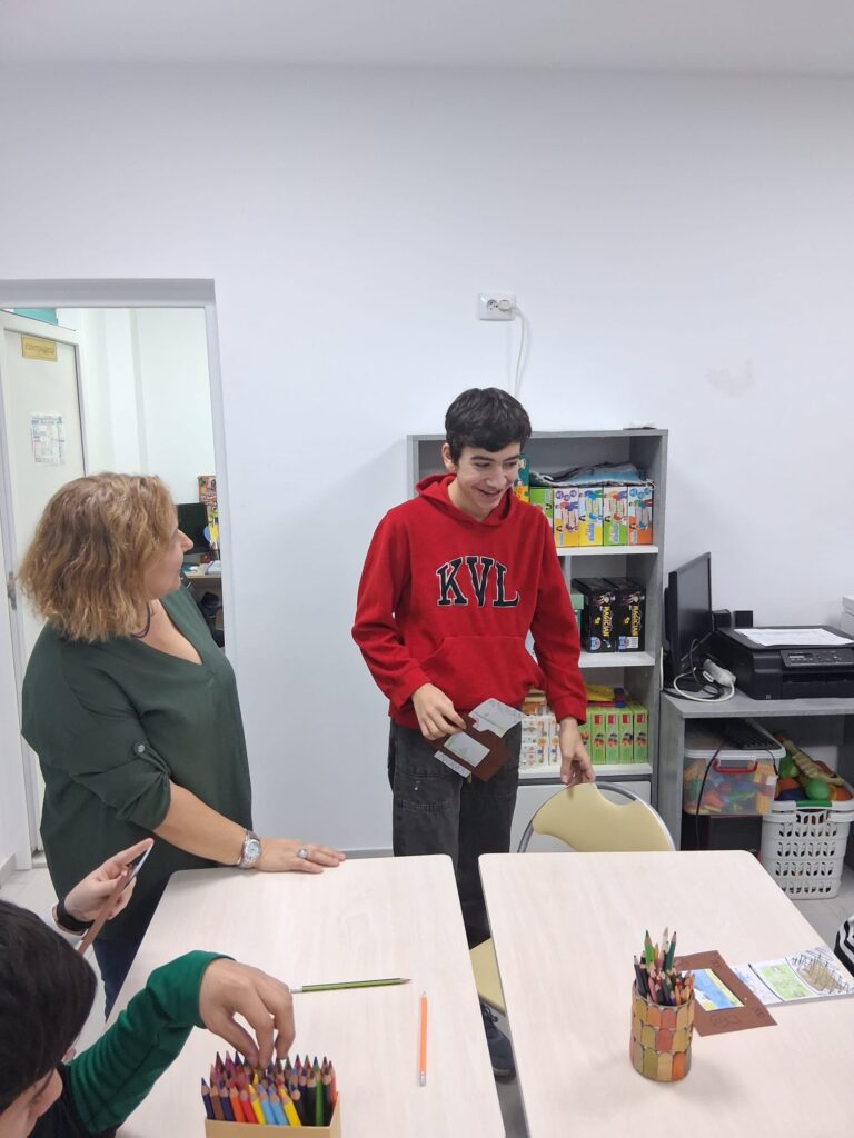 poză cu doamna profesoară și un elev