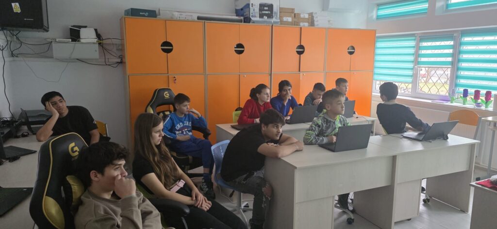 Elevi în laboratorul de informatică