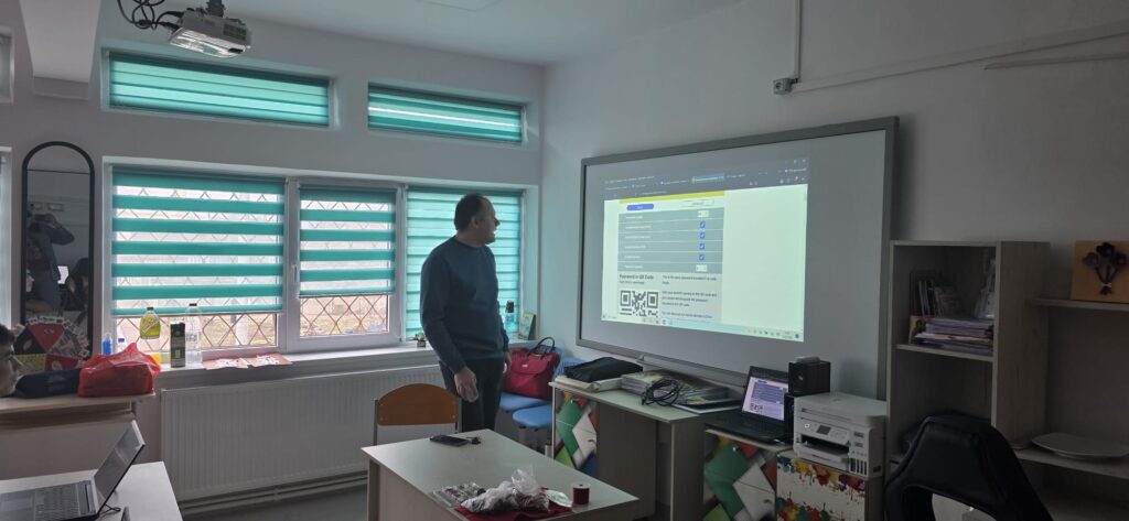 Profesorul le prezintă elevilor la tablă