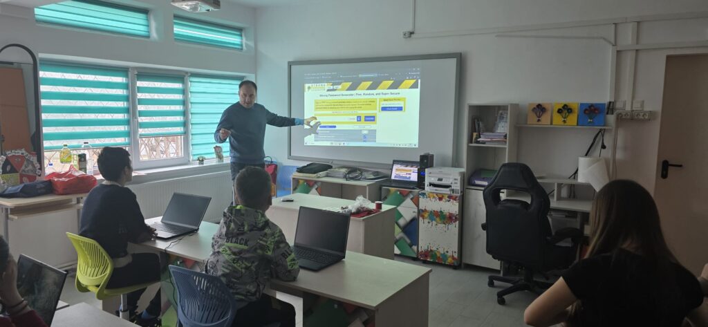 Profesorul explică elevilor reguli pentru parole pe internet