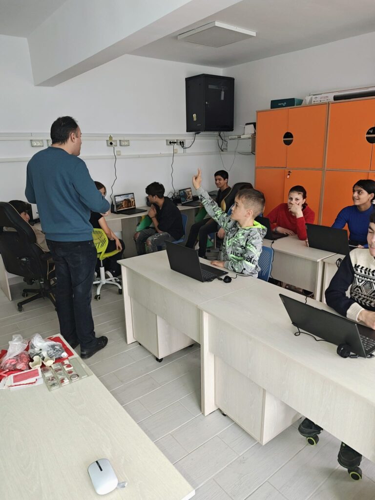 Profesorul adresează o întrebare iar elevii ridică mâna pentru a răspunde