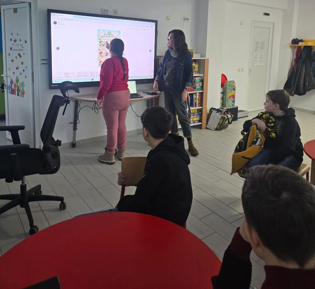 Eleva lucrează la tabla interactivă