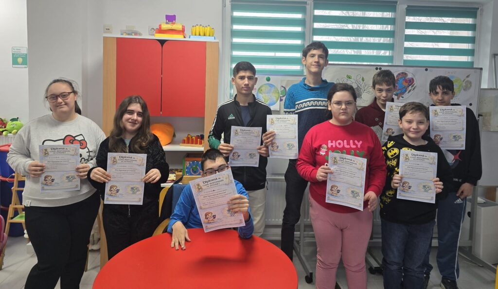 Elevi cu diplomele lor
