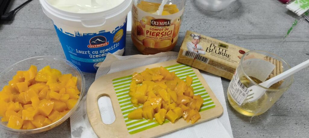 Piersici tăiate, iaurt grecesc, biscuțiți, ulei