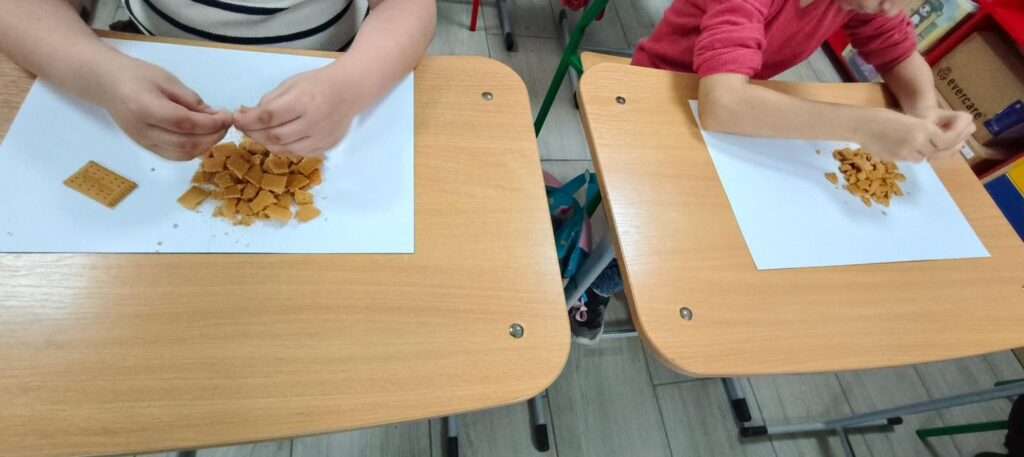 Elevii rup biscuiții