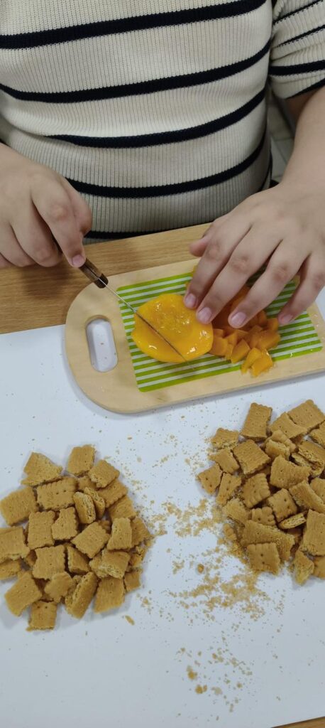 Elev taie piersică folosind cuțitul