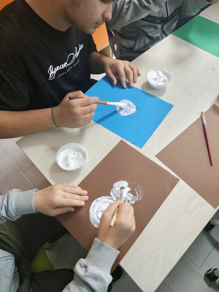 Elevii încep să picteze cu spumă pe planșe colorate