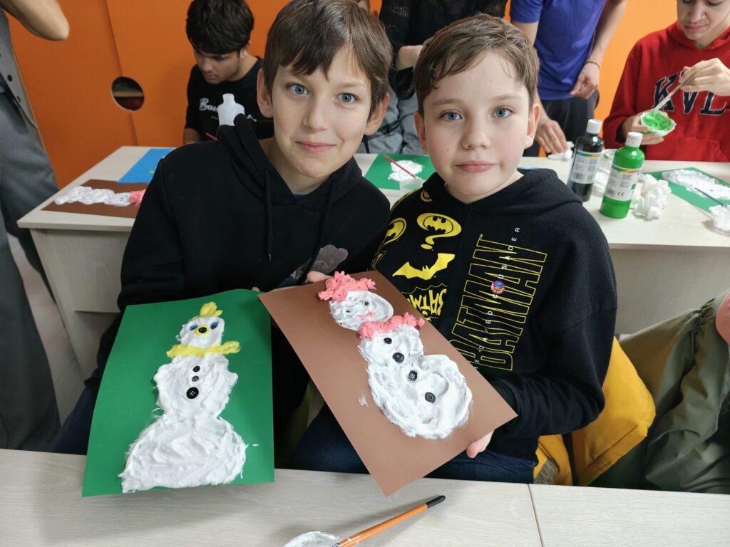 Elevi bucuroșu prezintă lucrările lor