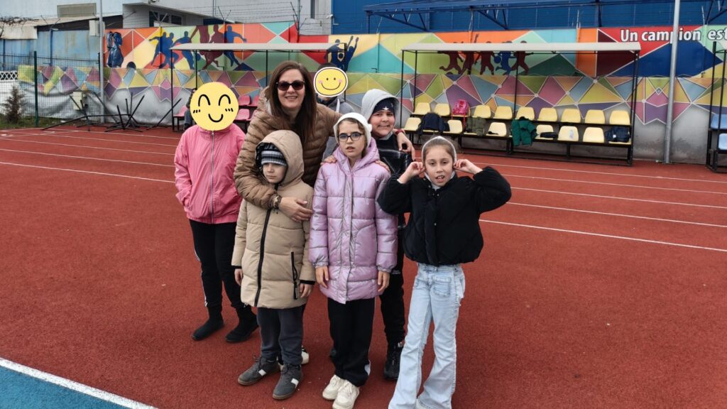 Elevii CȘEI „Maria Montessori” din clase mici, zâmbind la poză