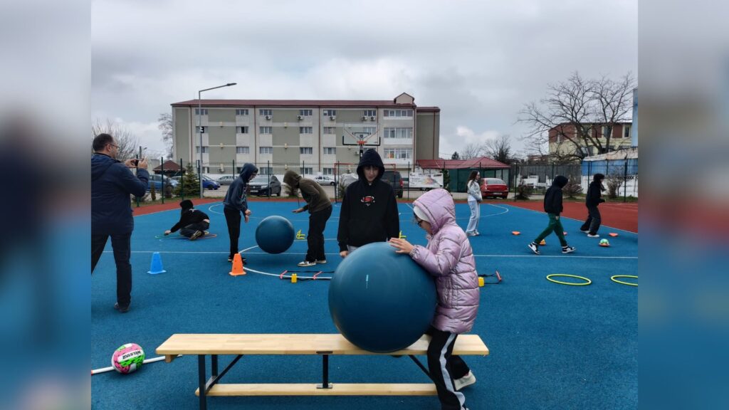 Elevii dirijează mingea medicinală pe  traseu
