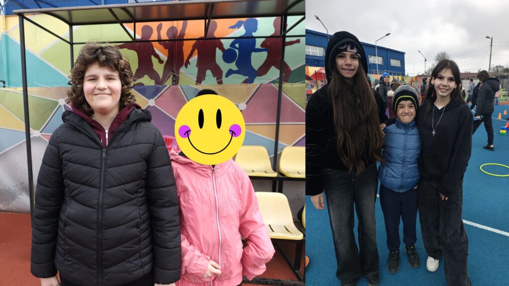 Elevi zâmbind la poză