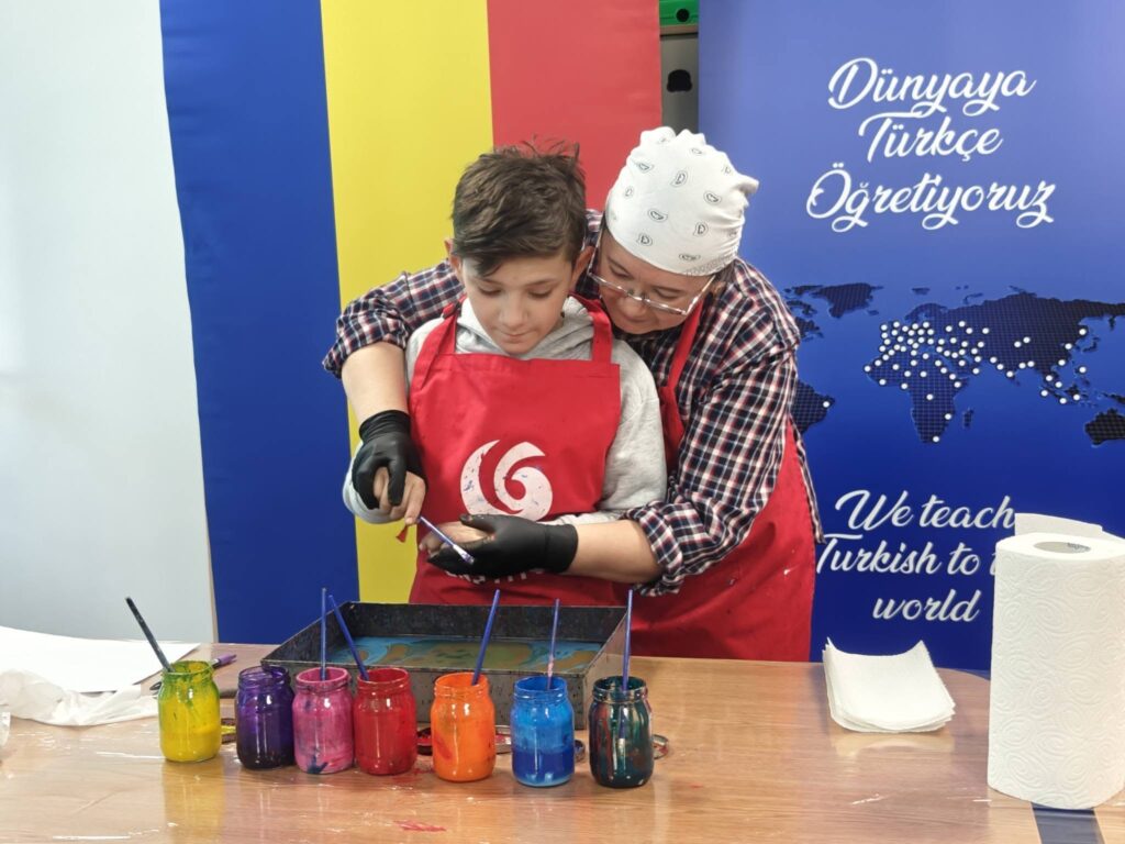 elevul pictează pe apă