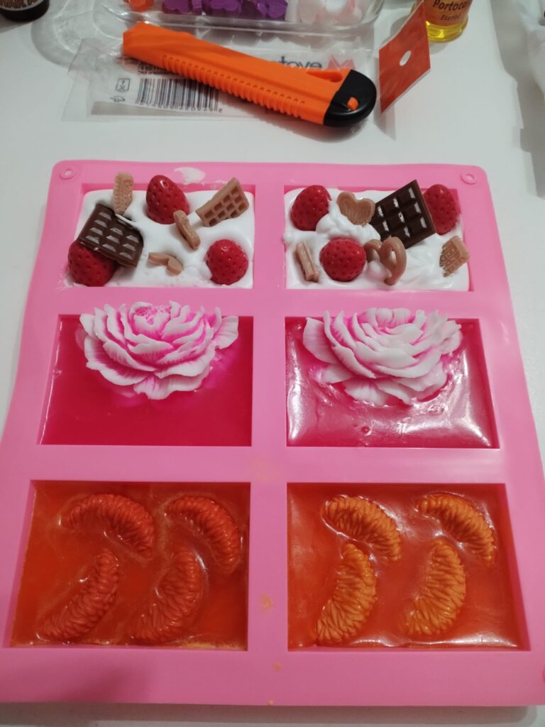 lumânări în forme de flori sau prăjituri