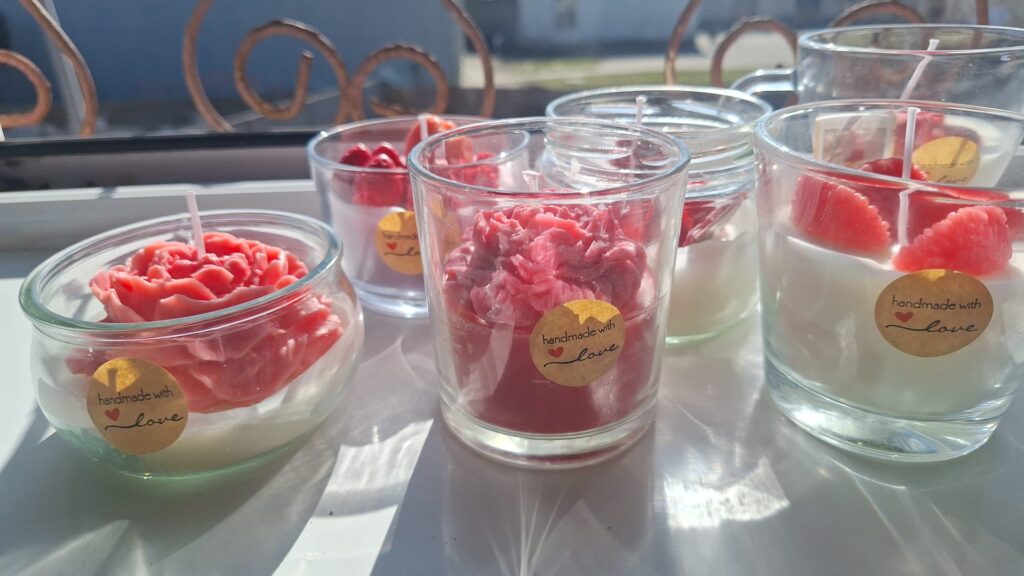 lumânări în pahar, în formă de flori roșii