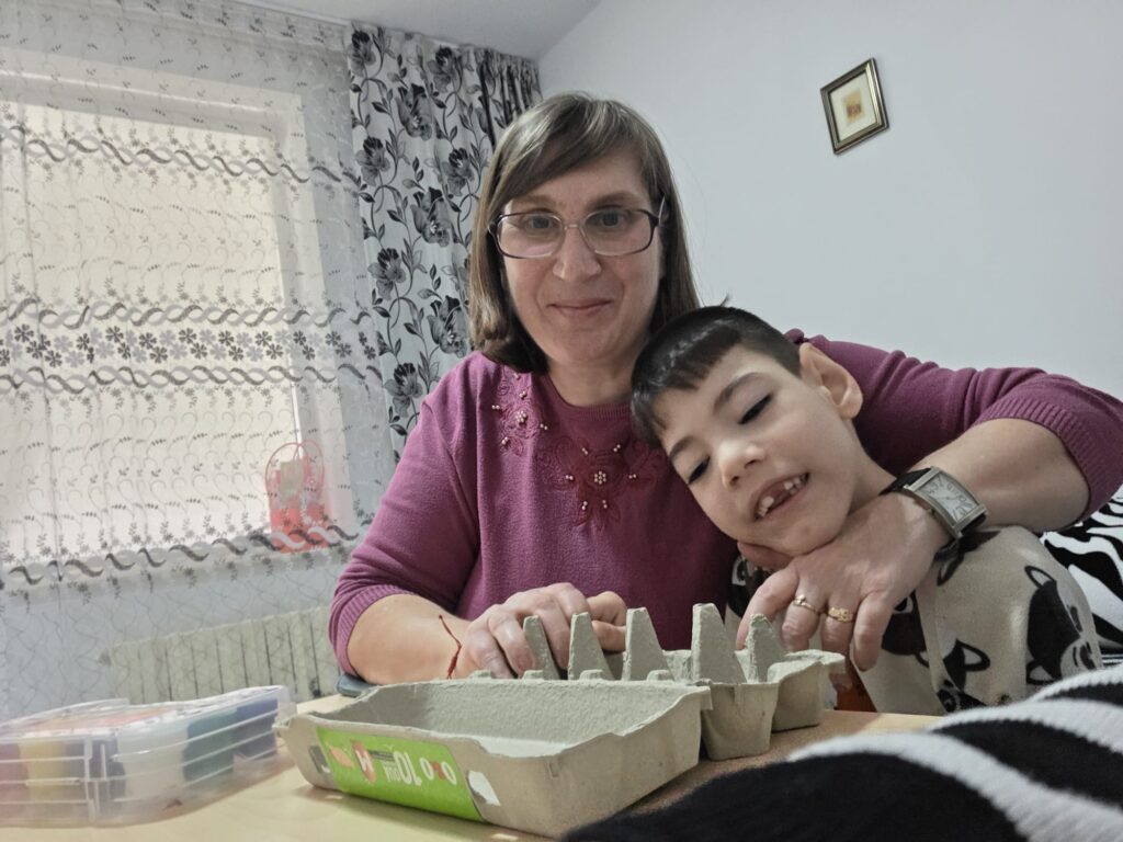 profesoara si eleva sorteaza materiale reciclabile