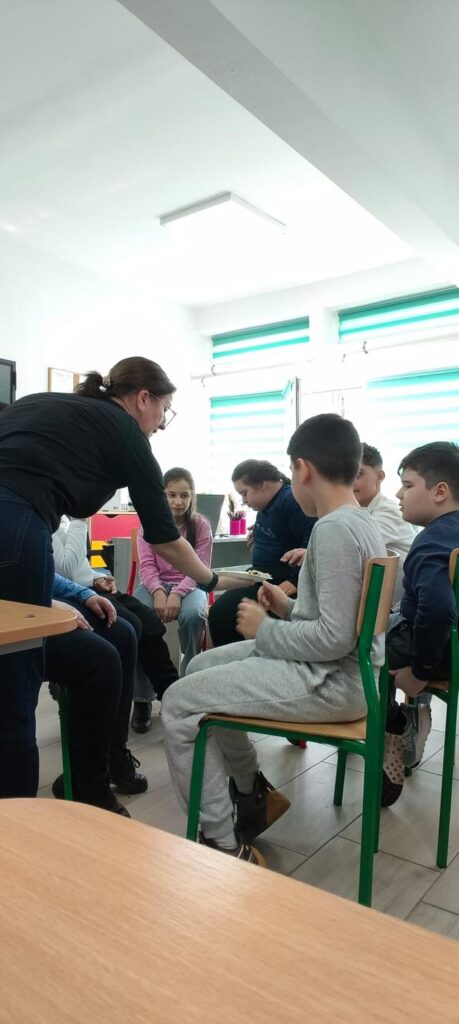 profesoara și elevii servesc clătite