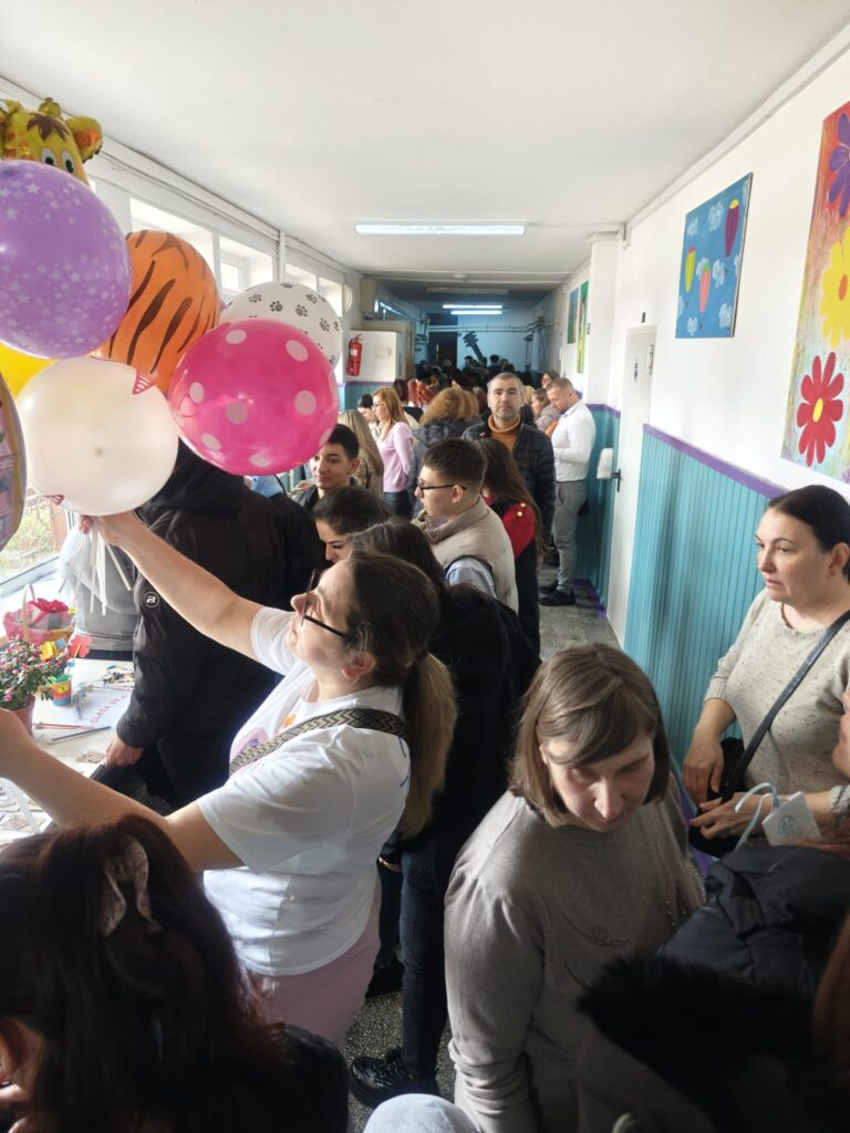 Oameni vizitează târgul