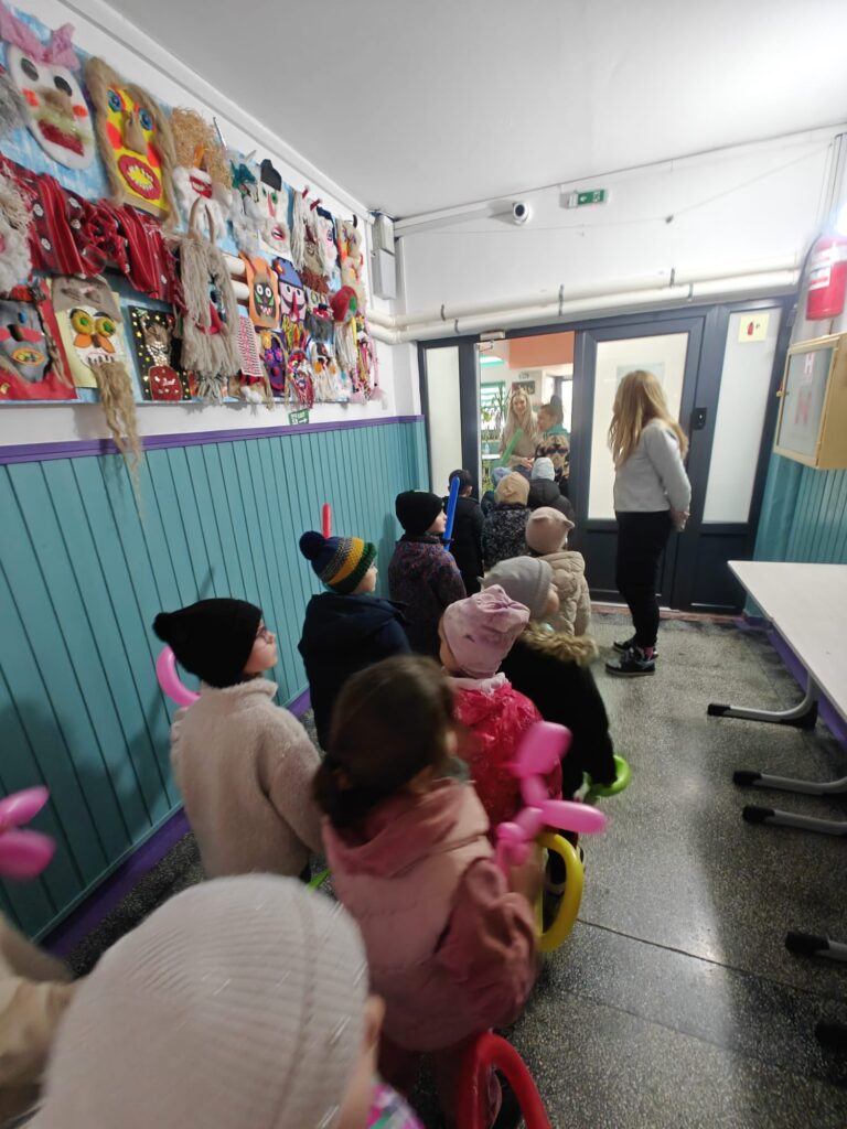 Elevi mici vizitează târgul