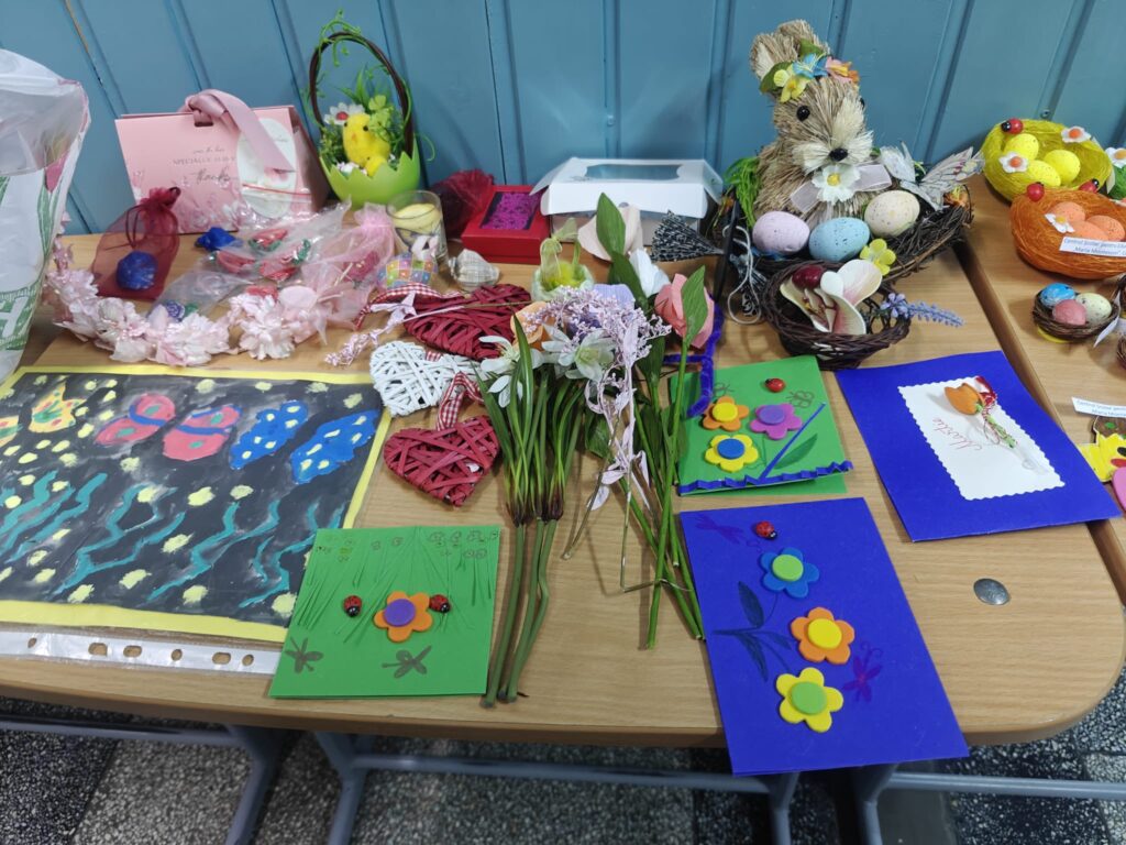 Felicitări și inimioare, flori și iepurași realizați pentru târg