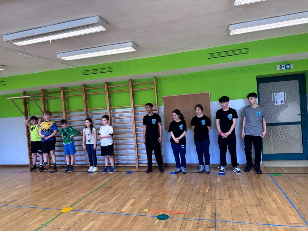 Activități de joc si mișcare în sala de sport a școlii gazdă