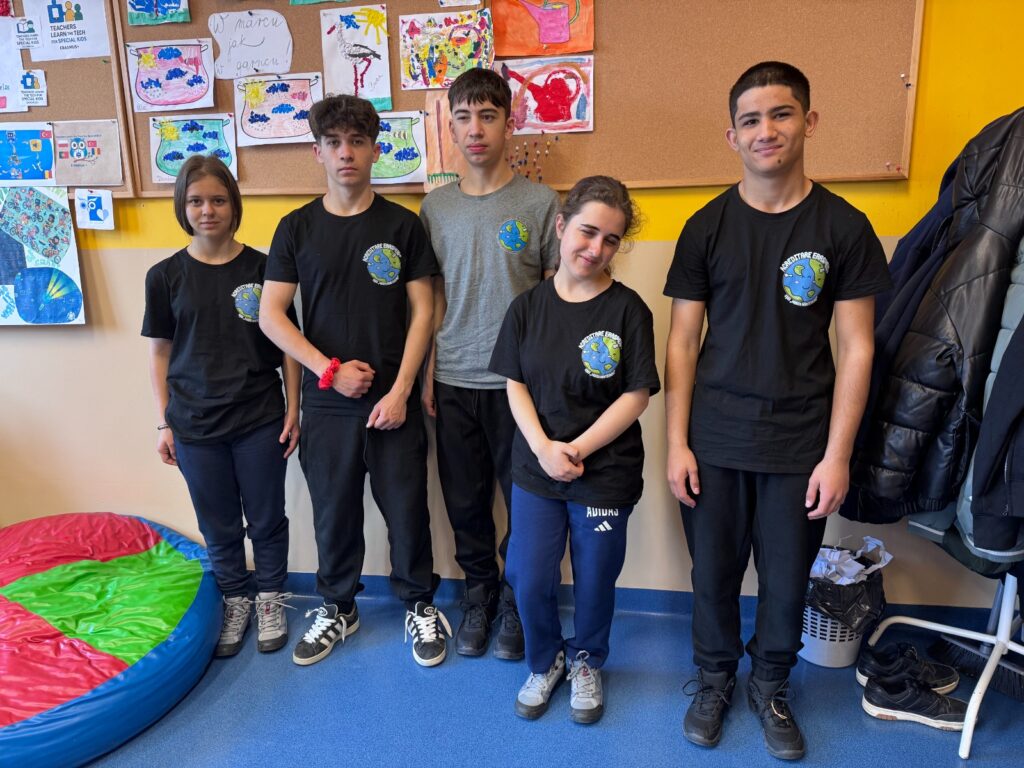 Activități de joc si mișcare în sala de sport a școlii gazdă - poză cu elevii CȘEI „Maria Montessori”