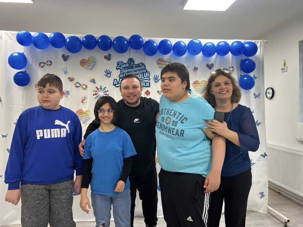 Profesori și elevi zâmbesc la poză