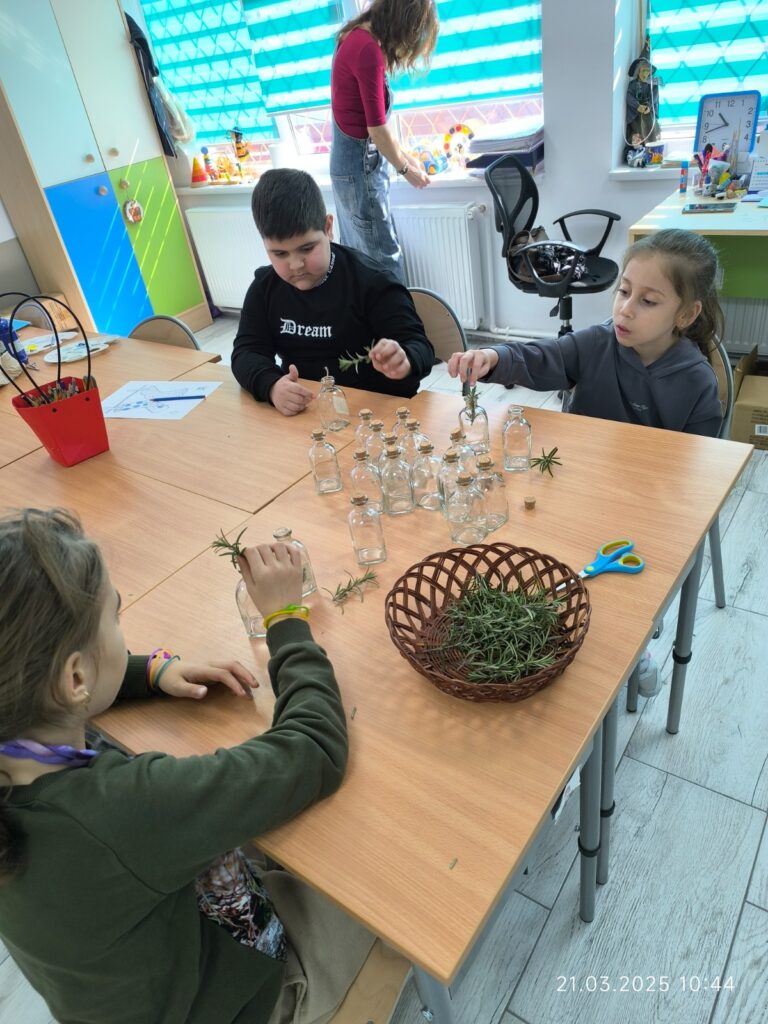 Atelierul realizat în cadrul clasei în care elevii pregătesc borcanele 