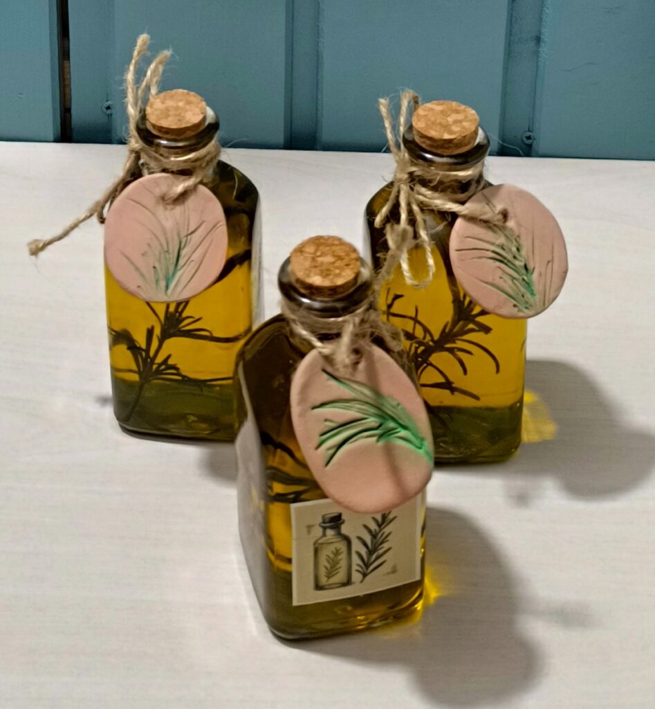 Trei borcane realizate cu etichete