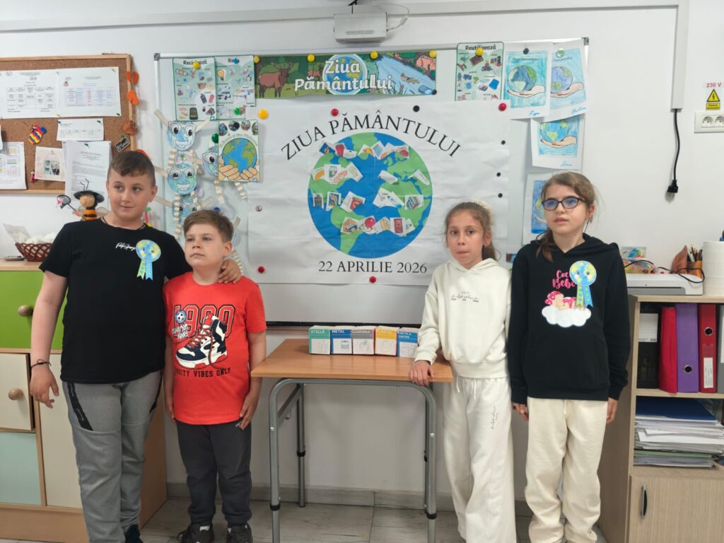 elevi lângă colajul realizat