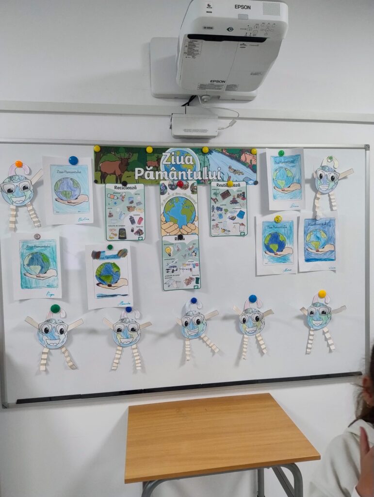 Colaje și imagini colorate afișate la tablă