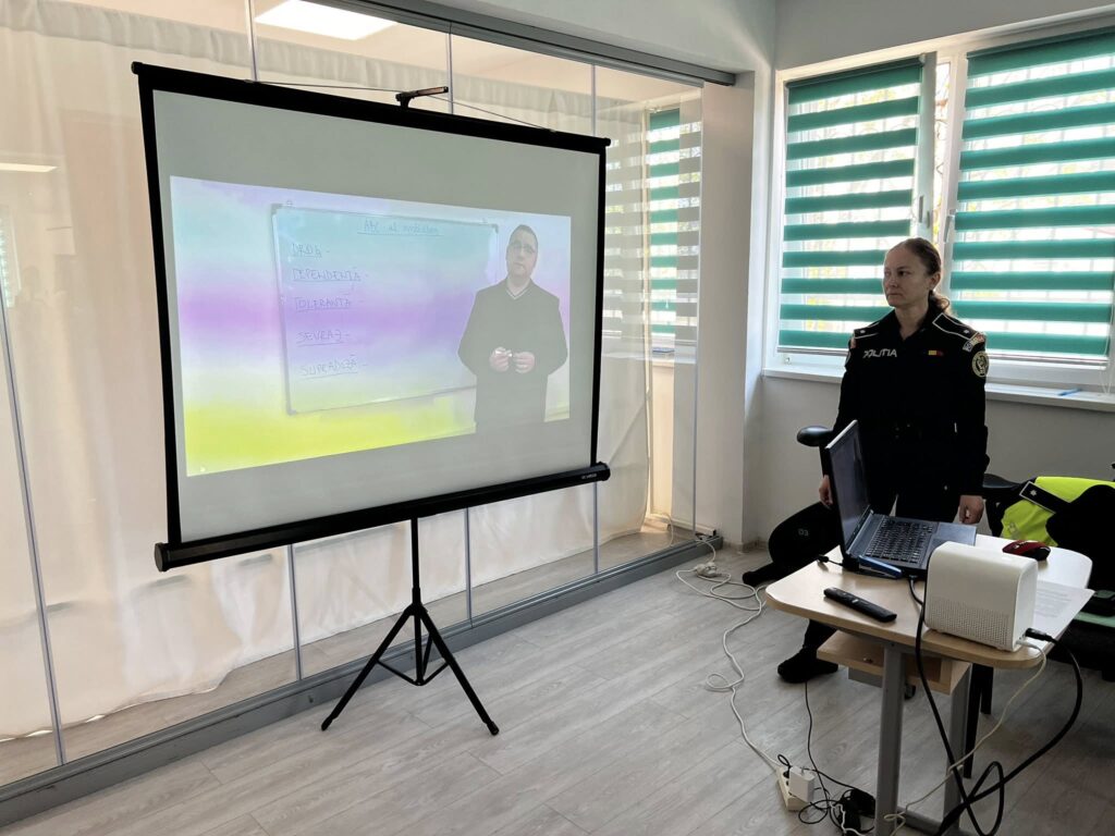Panou de proiecție cu un video educațional