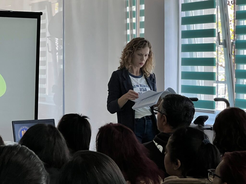 Doamna profesoară în fața părinților
