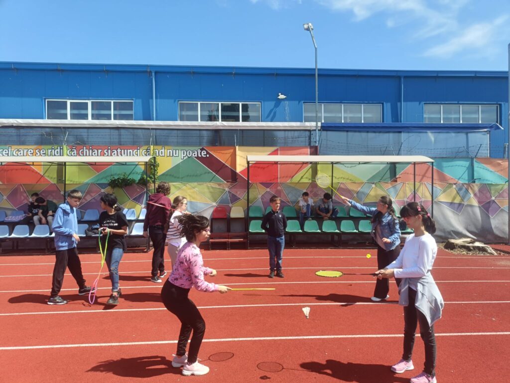 Elevi cu palete de Badminton