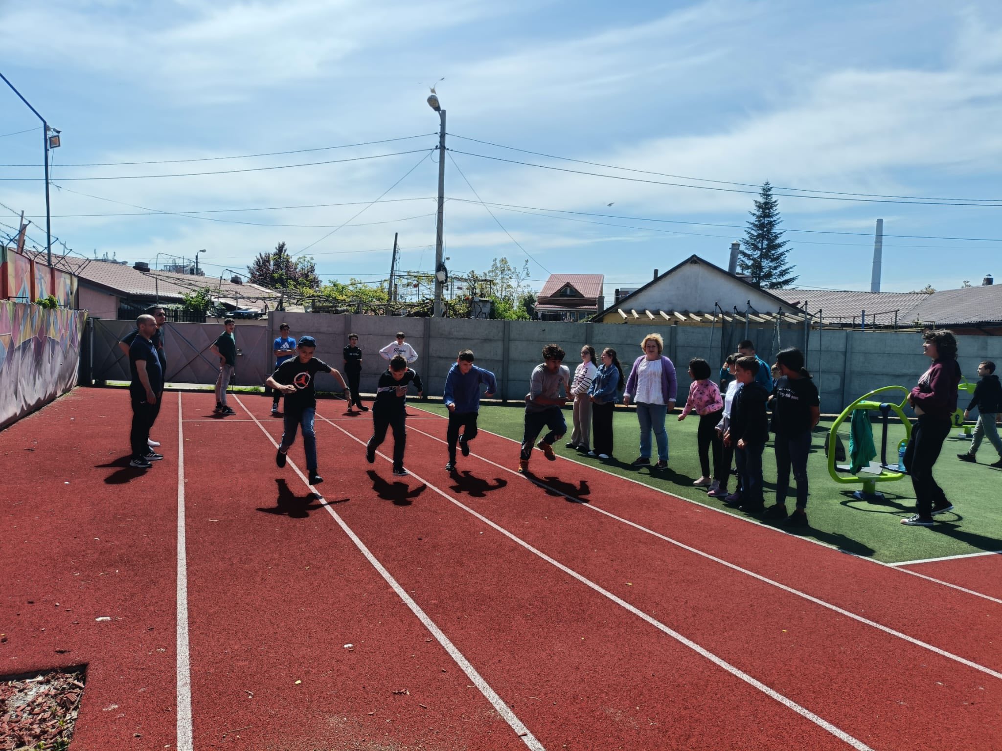 Sprint, sari, zâmbește