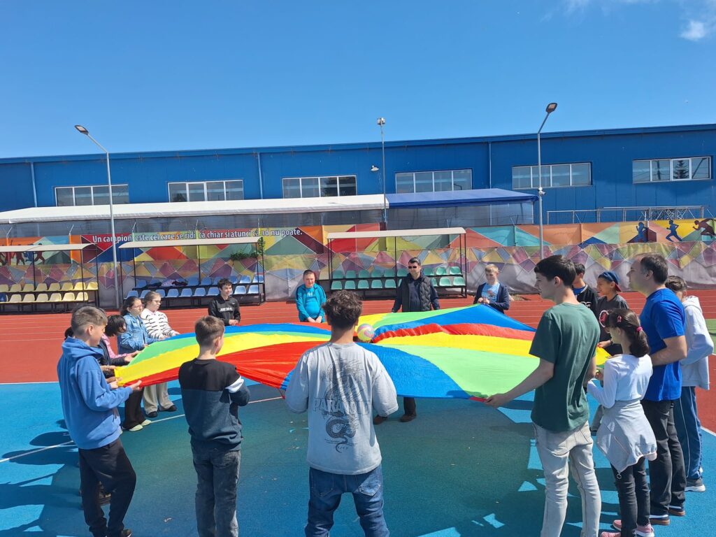 Elevii cu o pătură colorată