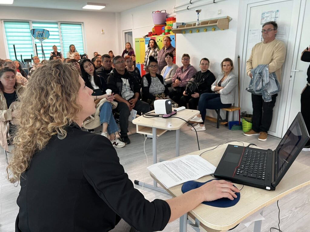 Doamna profesoară prezintă în fața părinților