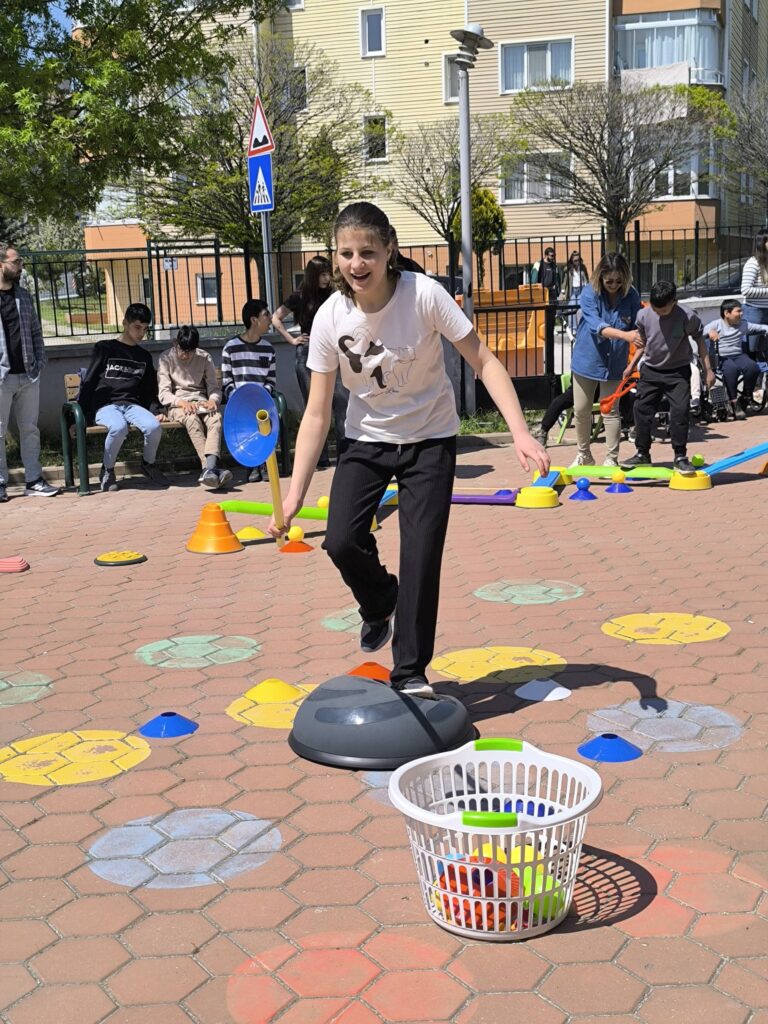 Elevă în curtea școlii face exerciții de echilibru