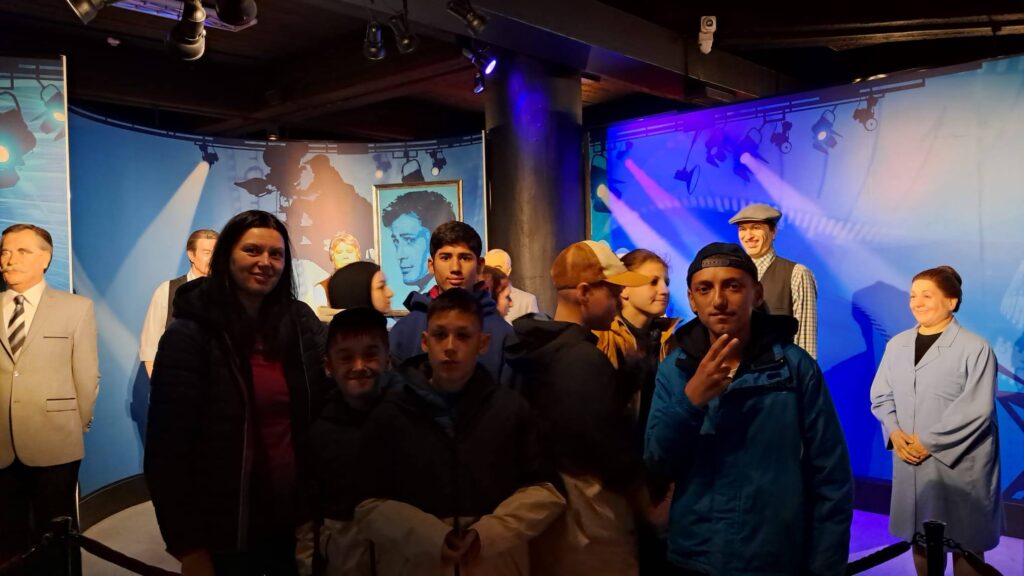 Elevi la muzeul figurilor de ceară