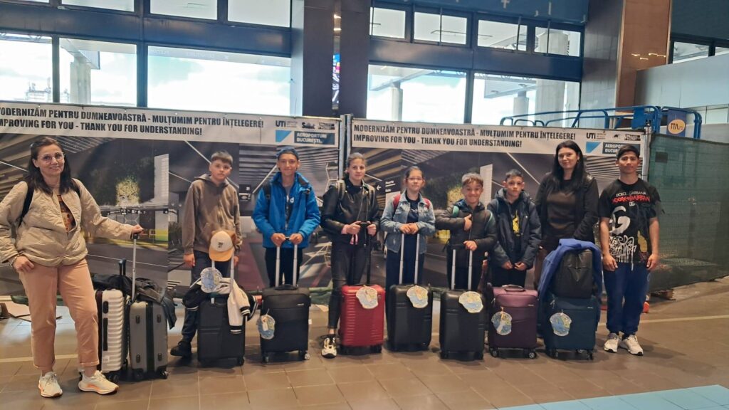 Fotografie de grup în aeroport cu elevii și cadrele didactice însoțitoare, la începutul călătoriei