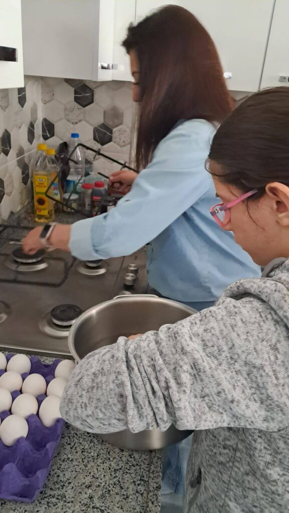 Eleva și doamna profesoară la bucătărie
