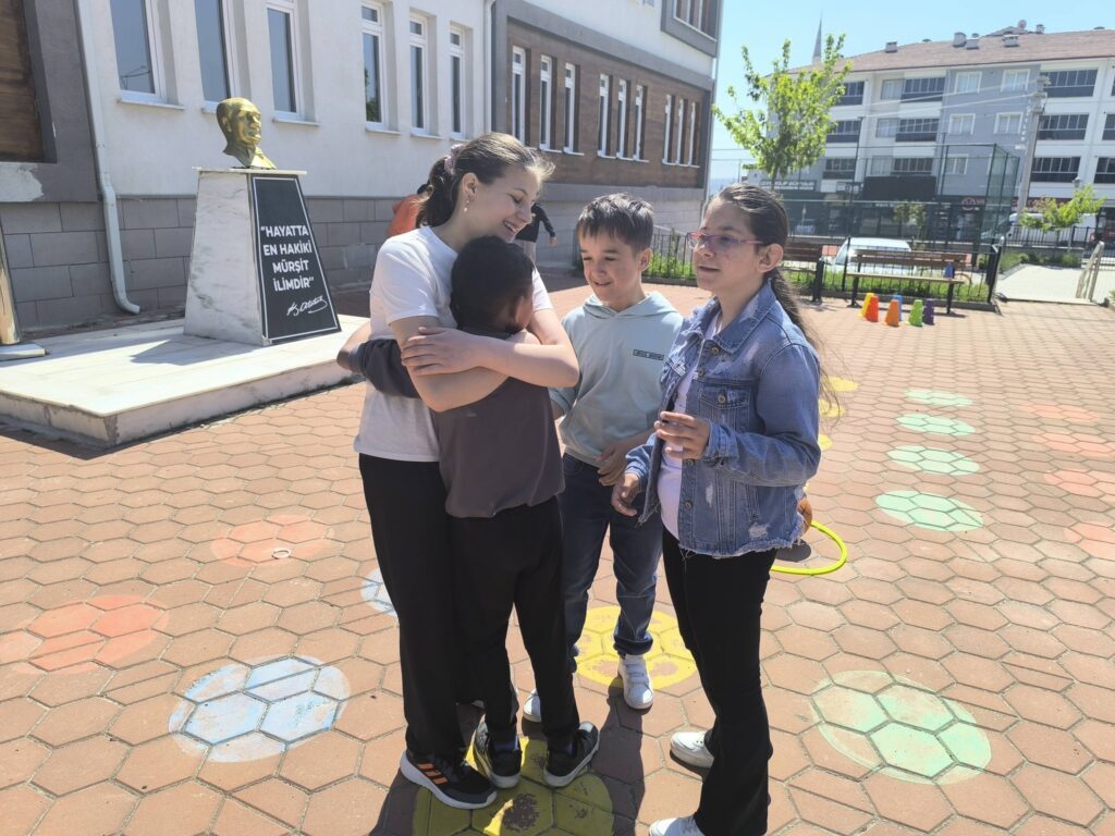 Elevii se îmbrățișează bucuros