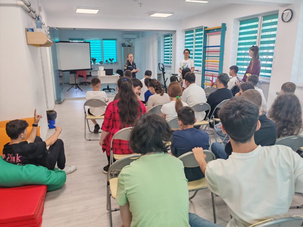 Poză din spatele clasei cu elevii participanți