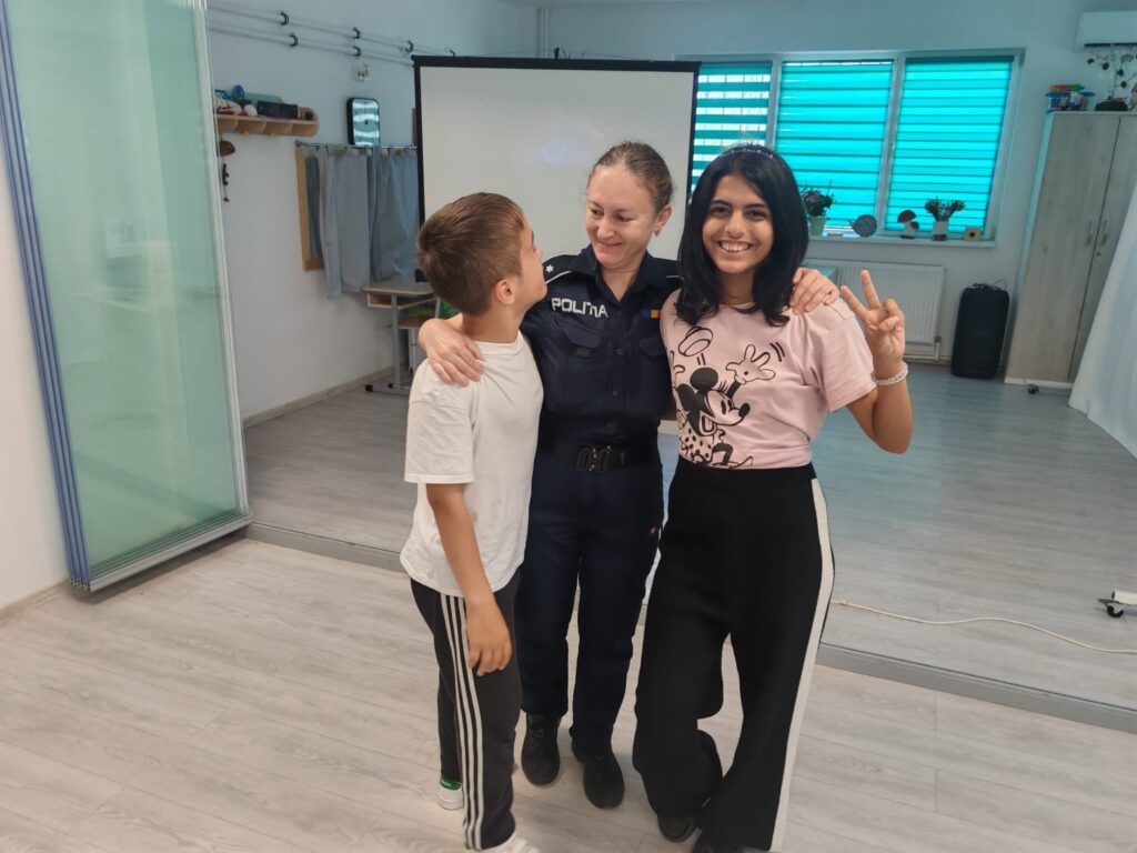 Doi elevi fac poză cu doamna agent