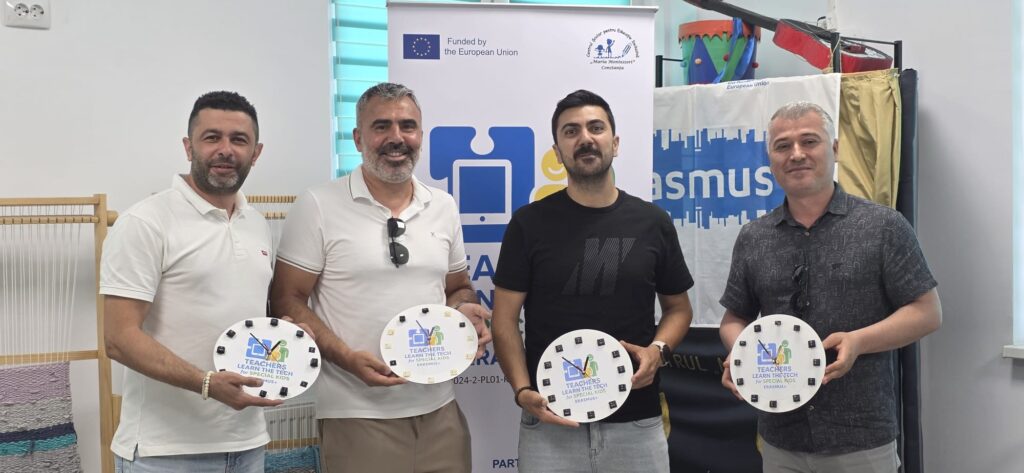 Profesorii din Turcia pozează cu produsele realizate