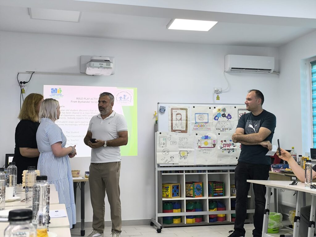 Joc de rol cu tema cyberbullying, trei profesori iau rolurile părintelui, cadrului didactic, victimei și martorului