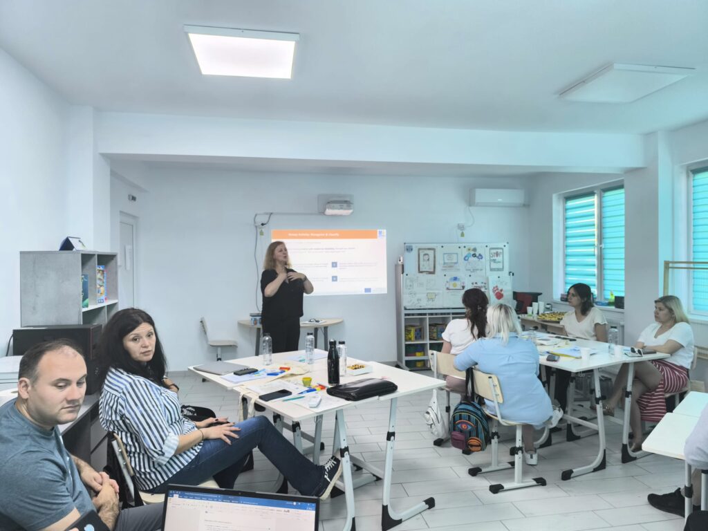 Doamna trainer explică ce înseamnă cyberbullying și impactul acestuia pentru generațiile noi