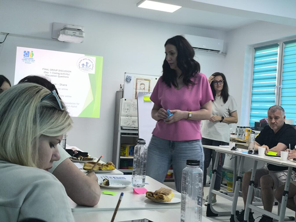 Doamna profesor susține atelierul de training, profesorii lucrează la tema primită