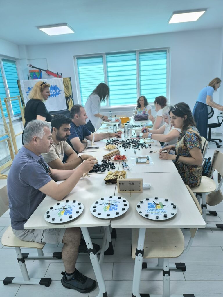 Profesorii realizează ceasuri cu logo-ul Teachers Learn the Tech, din materiale reciclabile
